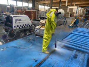 indepartare funingine, rumegus, vopsea si alte depuneri prin hidrosablare cu presiune intre 500-3000 de bari
