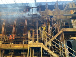 indepartare funingine, rumegus, vopsea si alte depuneri prin hidrosablare cu presiune intre 500-3000 de bari