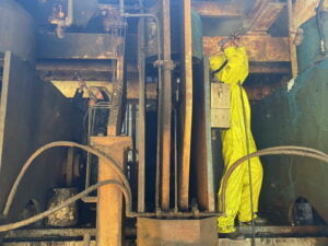 indepartare funingine, rumegus, vopsea si alte depuneri prin hidrosablare cu presiune intre 500-3000 de bari