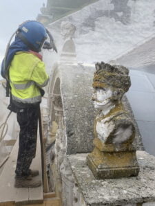 Curatare statui si ornamente prin sablare abraziva, inlaturare licheni, Palatul Toldalagi