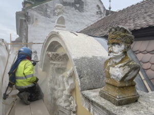 Curatare statui si ornamente prin sablare abraziva, inlaturare licheni, Palatul Toldalagi