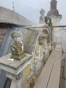 Curatare statui si ornamente prin sablare abraziva, inlaturare licheni, Palatul Toldalagi
