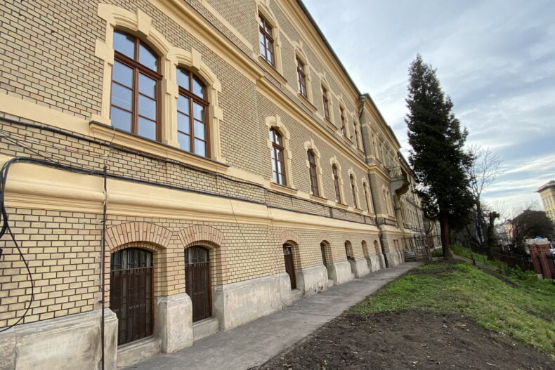 Curatare sablare nisip fatada cladire Fiziologie UMF Cluj